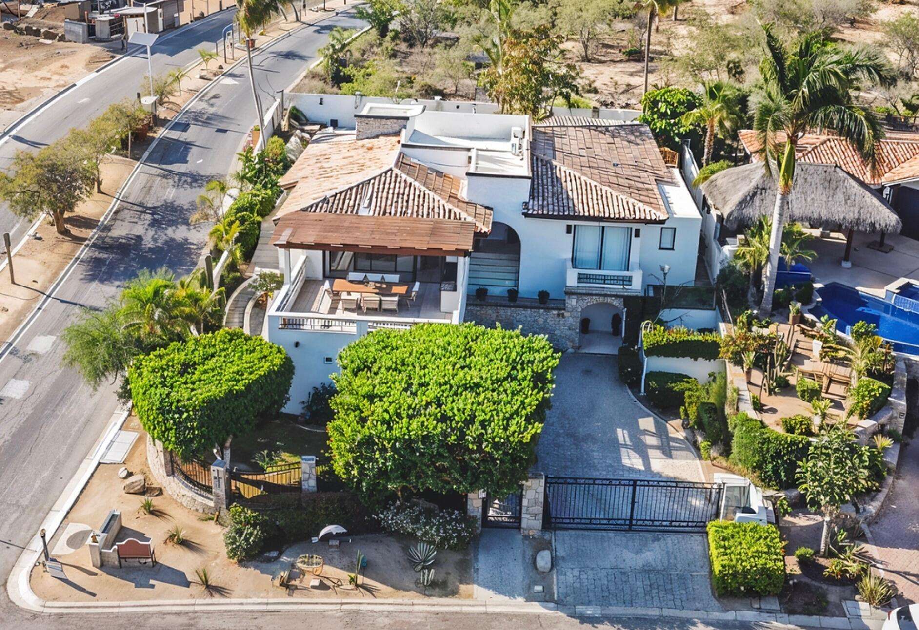 Los Cabos Rancho Paraiso Ests Beautiful 3-bedroom home in Rancho Paraíso Estates, Los Cabos. Located in an exclusive gated community, it offers panoramic ocean for sale