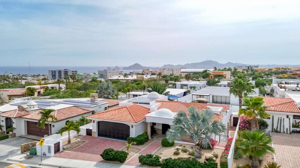 Los Cabos Rancho Paraiso Ests Beautiful 3-bedroom home in Rancho Paraíso Estates, Los Cabos. Located in an exclusive gated community, it offers panoramic ocean – 19 Cresta del Mar, Cabo Corridor, BS