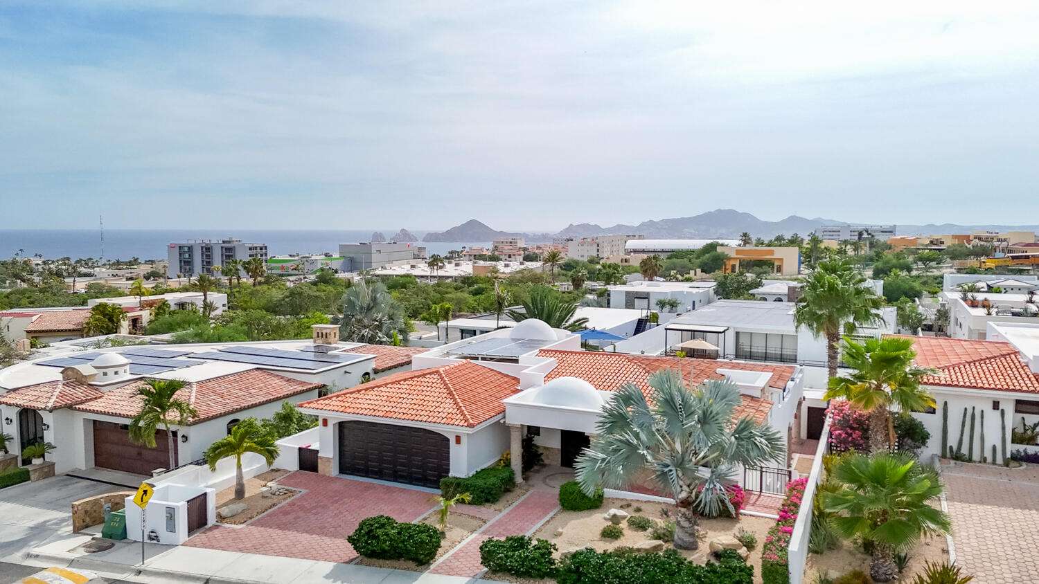 Los Cabos Rancho Paraiso Ests Beautiful 3-bedroom home in Rancho Paraíso Estates, Los Cabos. Located in an exclusive gated community, it offers panoramic ocean for sale