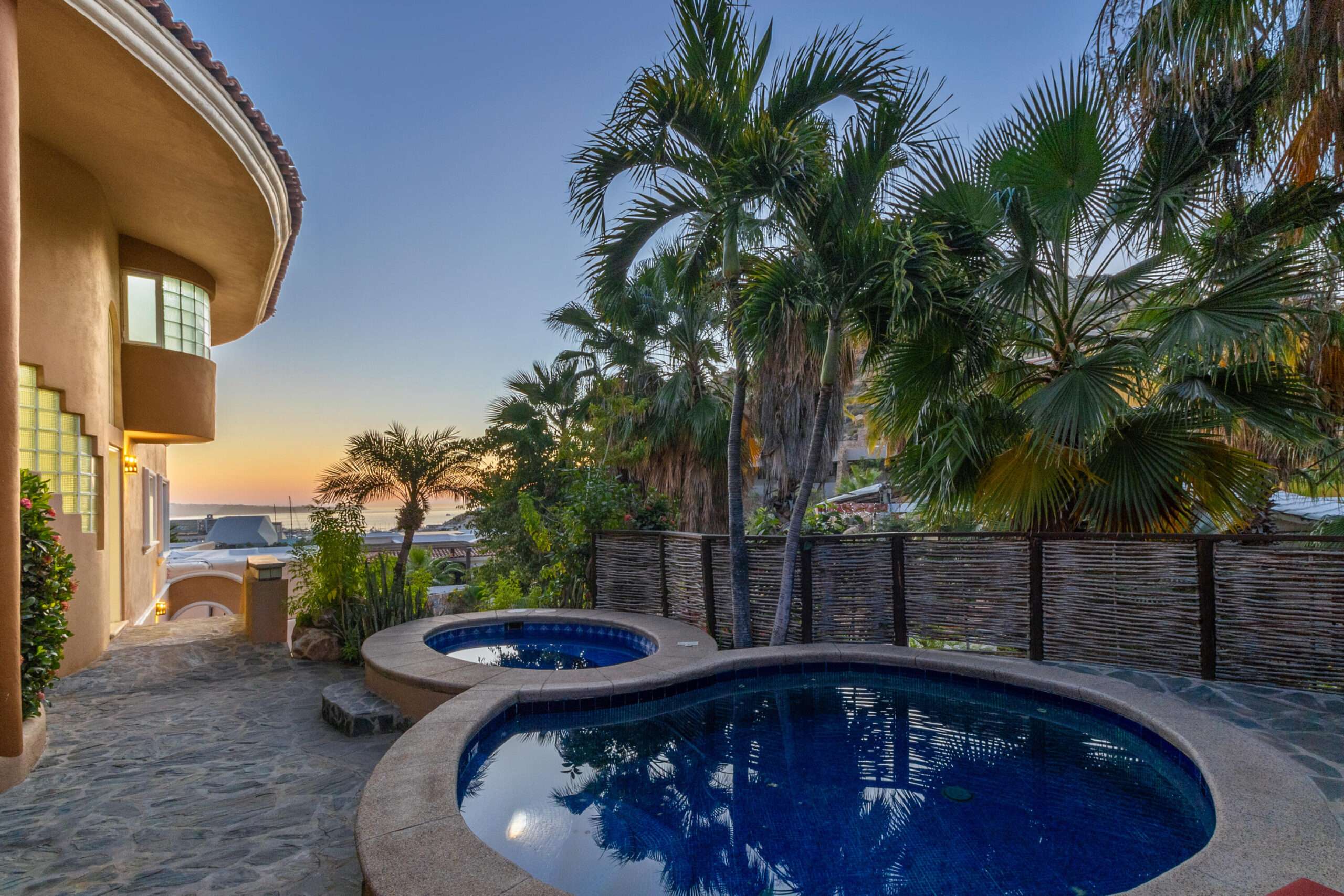 Los Cabos Rancho Paraiso Ests Beautiful 3-bedroom home in Rancho Paraíso Estates, Los Cabos. Located in an exclusive gated community, it offers panoramic ocean for sale