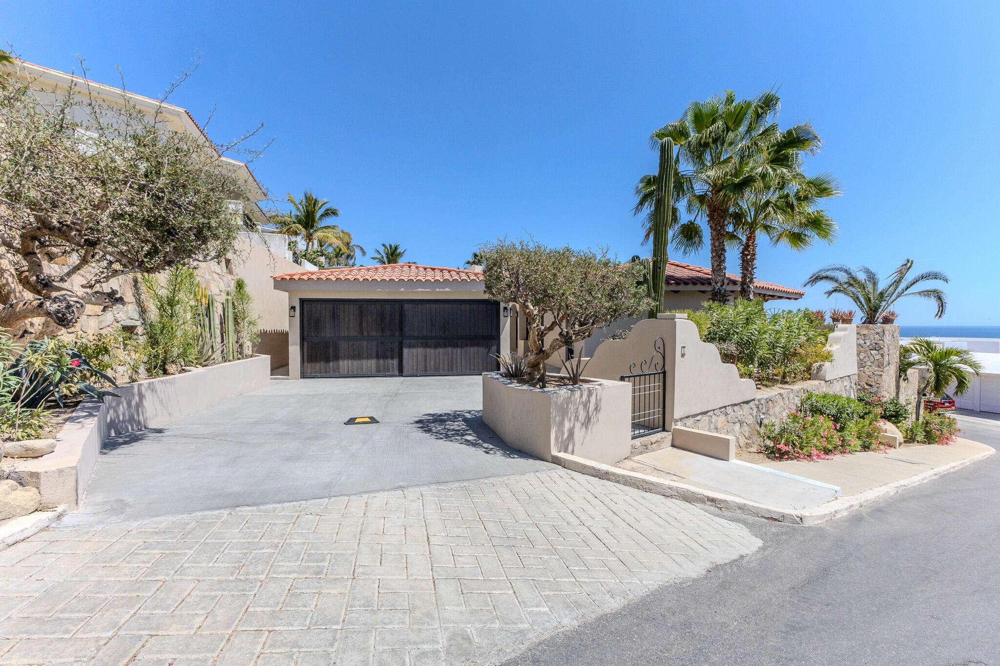 Los Cabos Residencial La Jolla Casa Tigre is located in La Jolla, a well-positioned community offering convenient access to San José del Cabo and the corridor. This house has ocean for sale