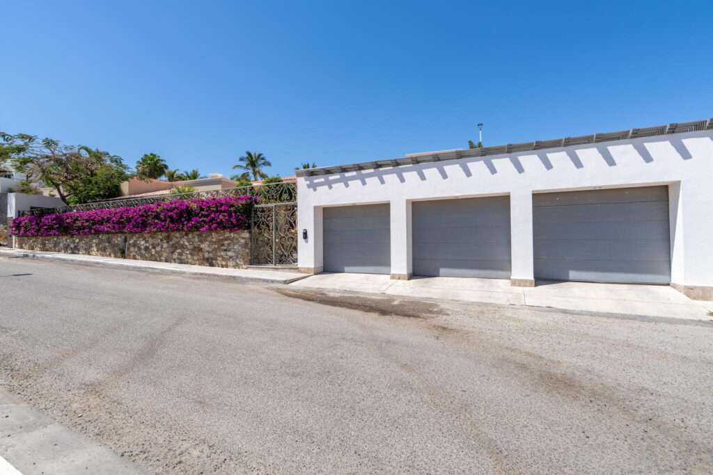 Los Cabos Rancho Paraiso Ests Beautiful 3-bedroom home in Rancho Paraíso Estates, Los Cabos. Located in an exclusive gated community, it offers panoramic ocean – 9 FARO VIEJO, San Jose del Cabo, BS