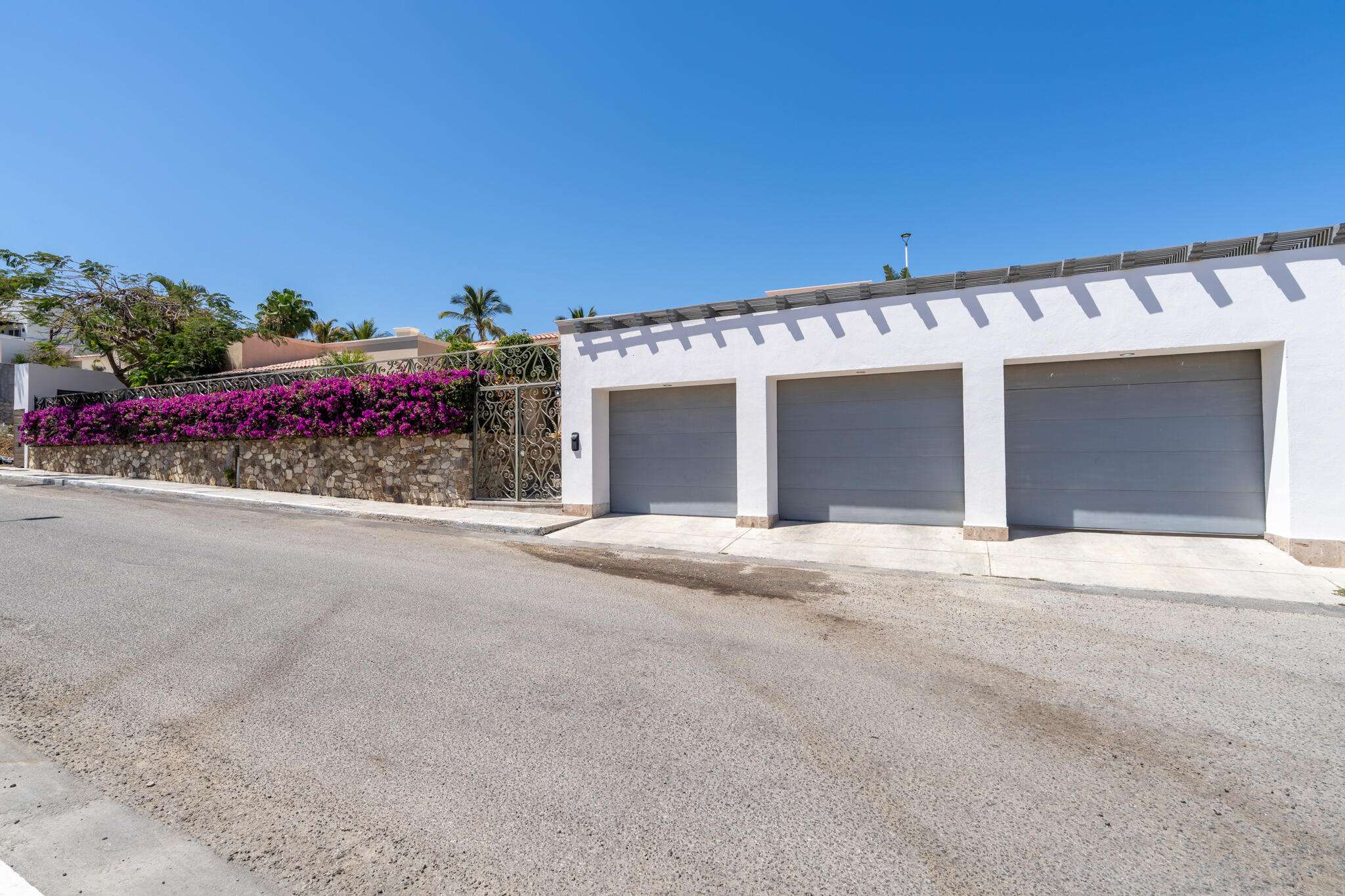 Los Cabos Rancho Paraiso Ests Beautiful 3-bedroom home in Rancho Paraíso Estates, Los Cabos. Located in an exclusive gated community, it offers panoramic ocean for sale