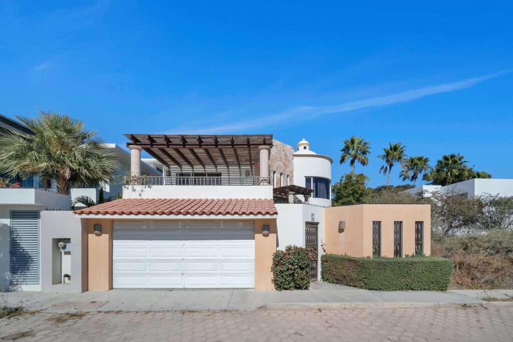Los Cabos Chamizal Live or invest smart in this versatile 3-bedroom, 3-bath property in San José del Cabo. Featuring two fully independent units: a 1-bedroom studio with full kitchen, private bath, laundry area, and separate entrance; and a spacious 2-bedroom, 2-bath unit with its own kitchen, laundry room, and entrance. Both are fully furnished and equipped with air conditioning. Ideal to live in one and rent the other short or long term. Located in a safe, desirable neighborhood loved by locals and expats. Just minutes from the beach, shops, and restaurants — with a rooftop terrace offering stunning ocean for sale