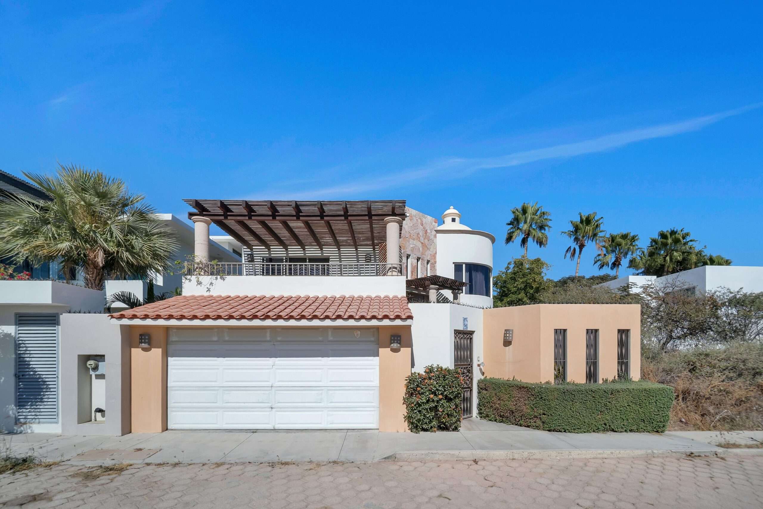 Los Cabos Chamizal Live or invest smart in this versatile 3-bedroom, 3-bath property in San José del Cabo. Featuring two fully independent units: a 1-bedroom studio with full kitchen, private bath, laundry area, and separate entrance; and a spacious 2-bedroom, 2-bath unit with its own kitchen, laundry room, and entrance. Both are fully furnished and equipped with air conditioning. Ideal to live in one and rent the other short or long term. Located in a safe, desirable neighborhood loved by locals and expats. Just minutes from the beach, shops, and restaurants — with a rooftop terrace offering stunning ocean for sale